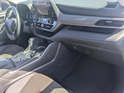 Used 2023 Toyota Highlander LE image 21