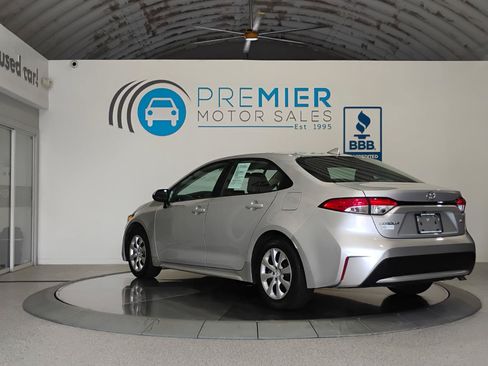 Used 2022 Toyota Corolla LE FWD image 3