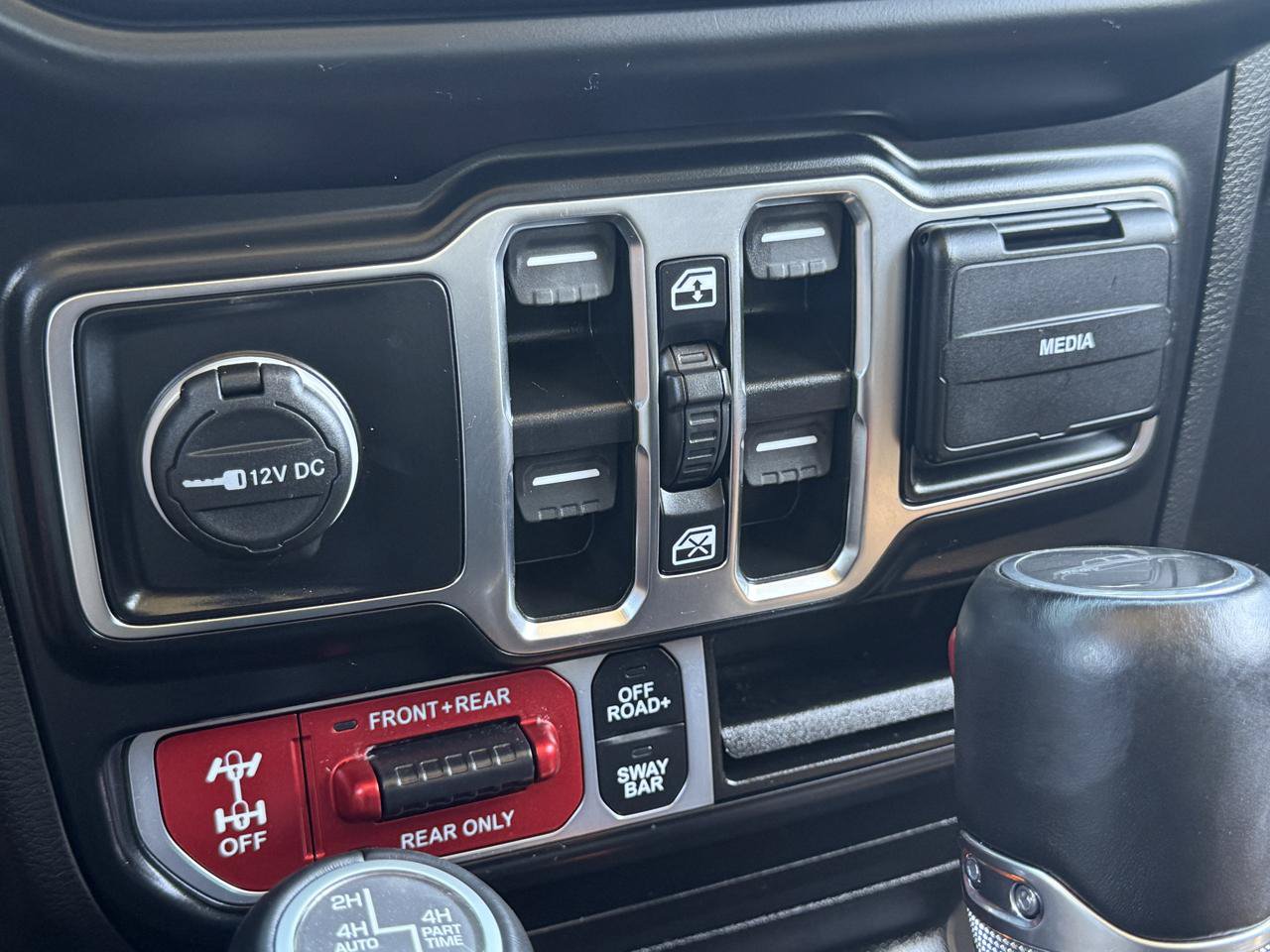 Used 2022 Jeep Gladiator Rubicon w/ Cold Weather Group AWD/4WD image 28
