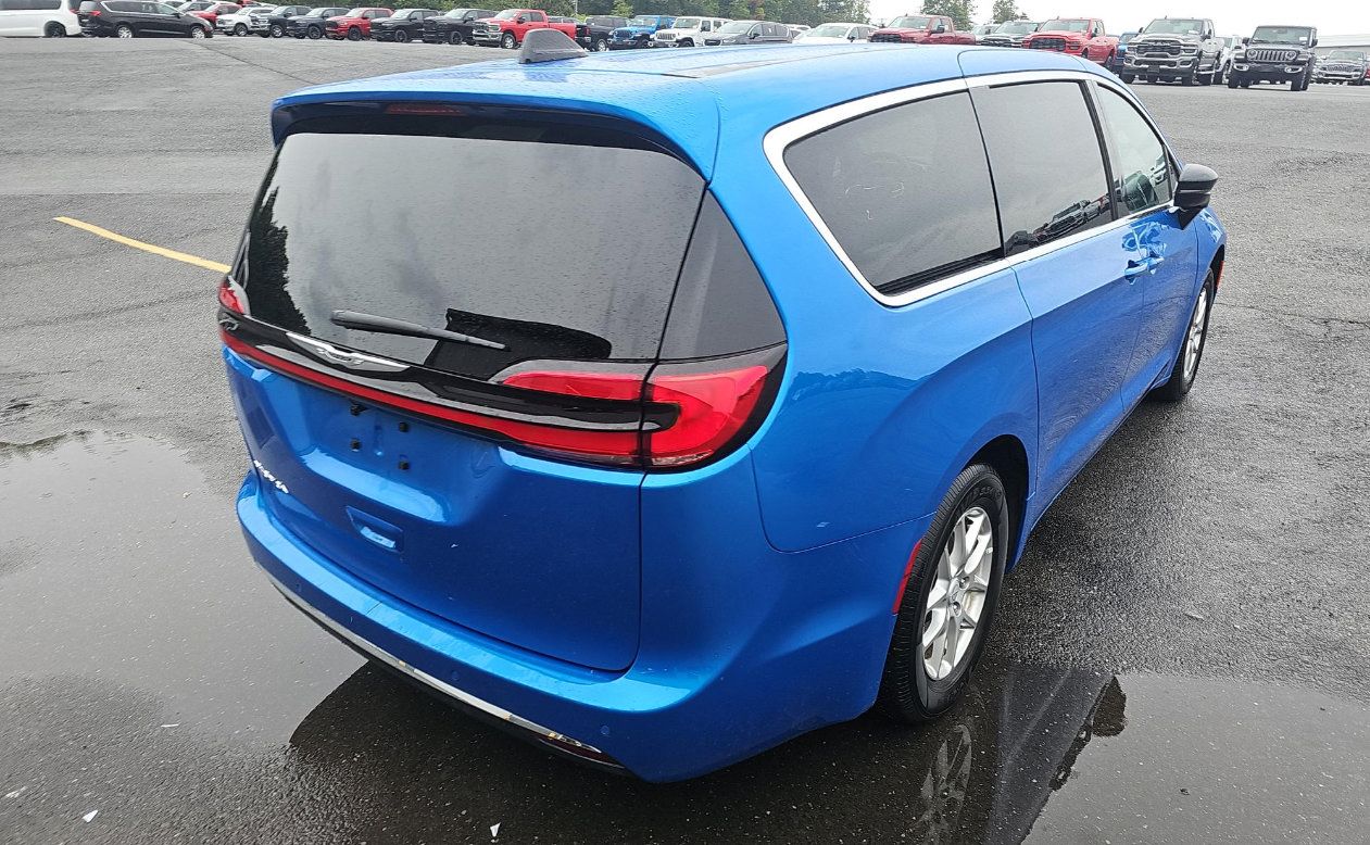 Used 2026 Chrysler Pacifica Select FWD image 2