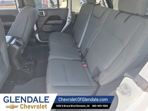 Used 2025 Jeep Wrangler Unlimited Sahara AWD/4WD image 21