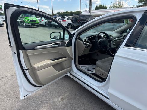 Used 2019 Ford Fusion SE FWD image 15