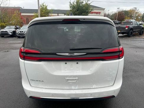 Certified 2024 Chrysler Pacifica Touring-L image 14