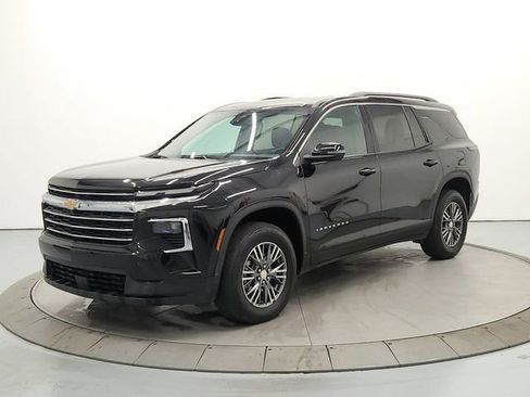 Used 2025 Chevrolet Traverse LT image 3