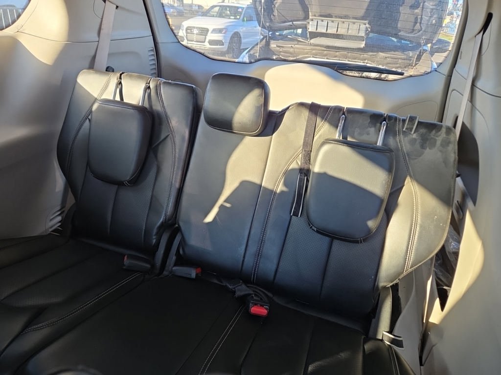 Used 2024 Chrysler Pacifica Touring-L FWD image 2