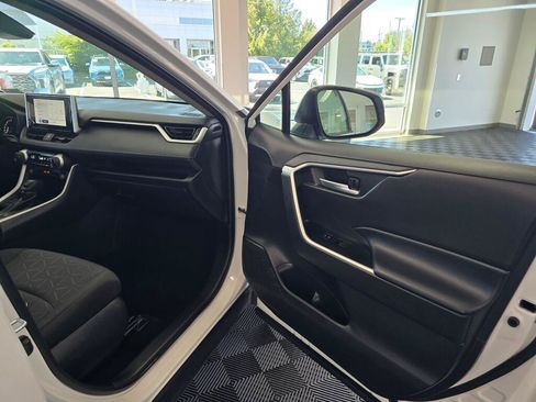 Used 2025 Toyota RAV4 XLE AWD/4WD image 41