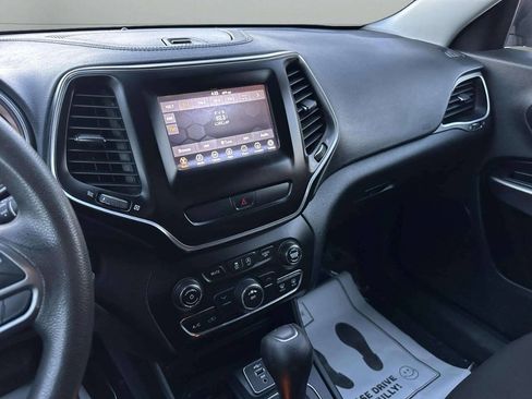 Used 2019 Jeep Cherokee Latitude w/ Popular Appearance Group FWD image 32