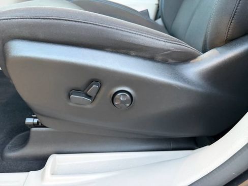 Used 2021 Chrysler Pacifica Touring w/ Cold Weather Group FWD image 15