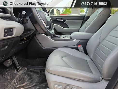 Used 2023 Toyota Highlander XLE AWD/4WD image 8