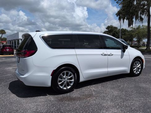 Used 2026 Chrysler Pacifica Limited FWD image 4