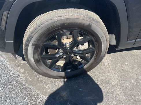 Used 2024 Jeep Grand Cherokee L Laredo image 35