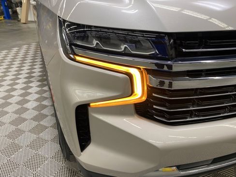 Used 2021 Chevrolet Suburban LT image 3