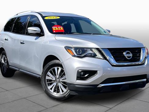 Used 2018 Nissan Pathfinder SV image 3