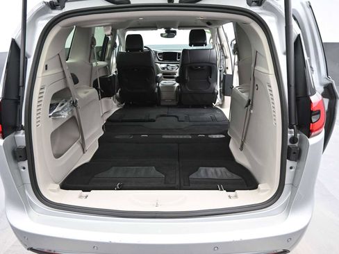 Used 2024 Chrysler Pacifica Touring-L image 13