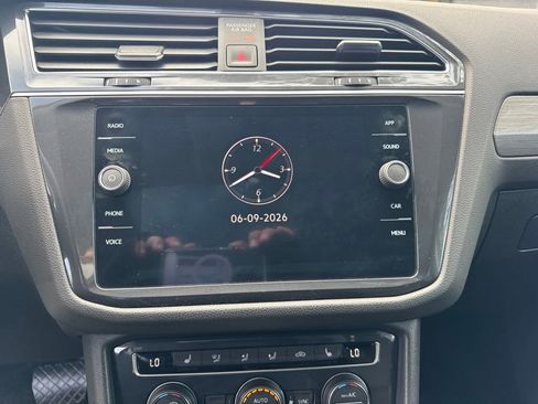 Used 2021 Volkswagen Tiguan SE FWD image 12