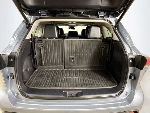Used 2022 Toyota Highlander XLE AWD/4WD image 28