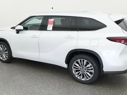 New 2026 Toyota Highlander Platinum AWD/4WD image 4
