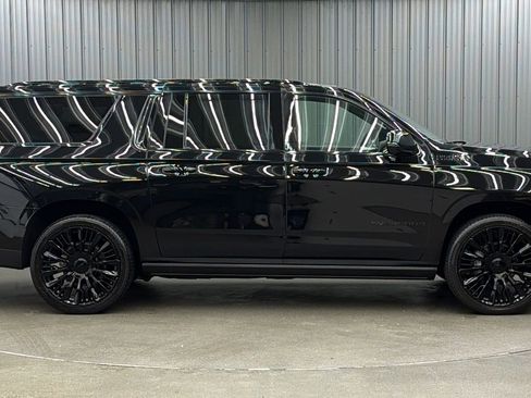 Used 2025 Chevrolet Suburban High Country AWD/4WD image 6