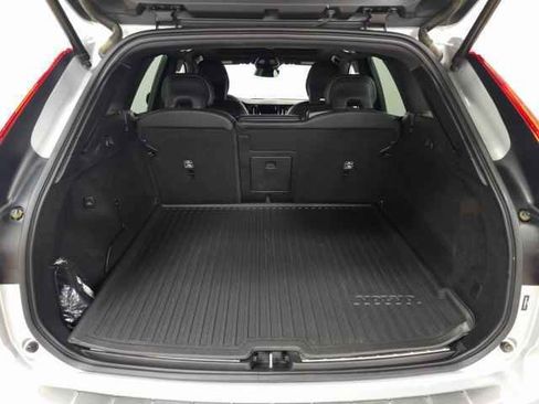Used 2022 Volvo XC60 B5 R-Design w/ Advanced Package image 8