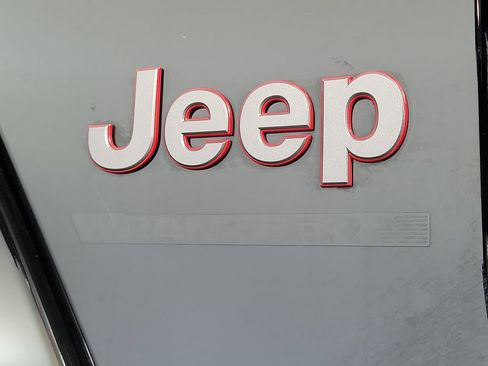 Used 2025 Jeep Wrangler Unlimited Rubicon AWD/4WD image 9
