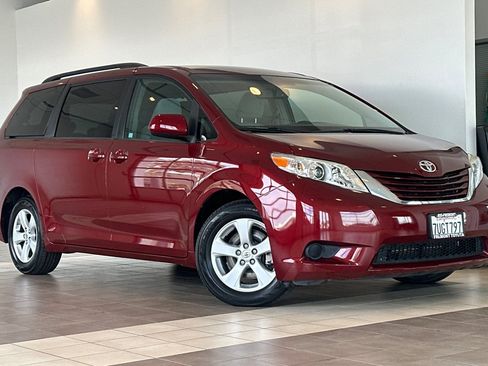 Certified 2016 Toyota Sienna LE image 2