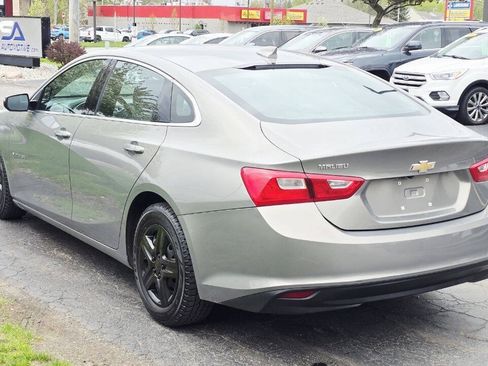 Used 2017 Chevrolet Malibu LT FWD image 4