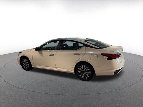 Used 2025 Nissan Altima 2.5 SV image 10