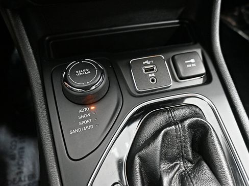 Used 2019 Jeep Cherokee Limited AWD/4WD image 20