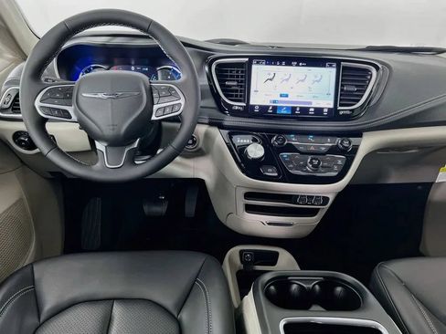 Used 2023 Chrysler Pacifica Touring-L FWD image 22