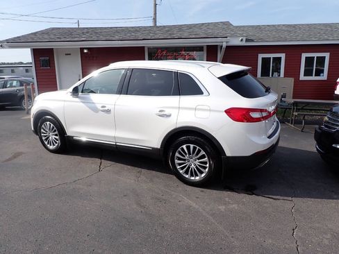 Used 2017 Lincoln MKX Select w/ Select Plus Package AWD/4WD image 4