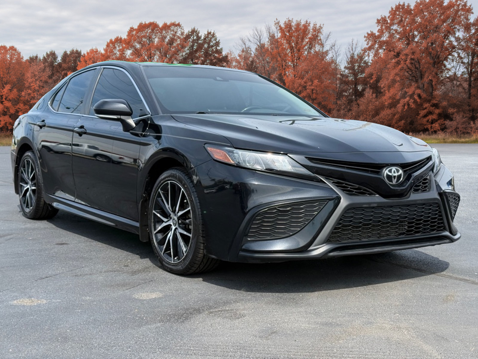 Used 2022 Toyota Camry SE w/ Convenience Package FWD image 2