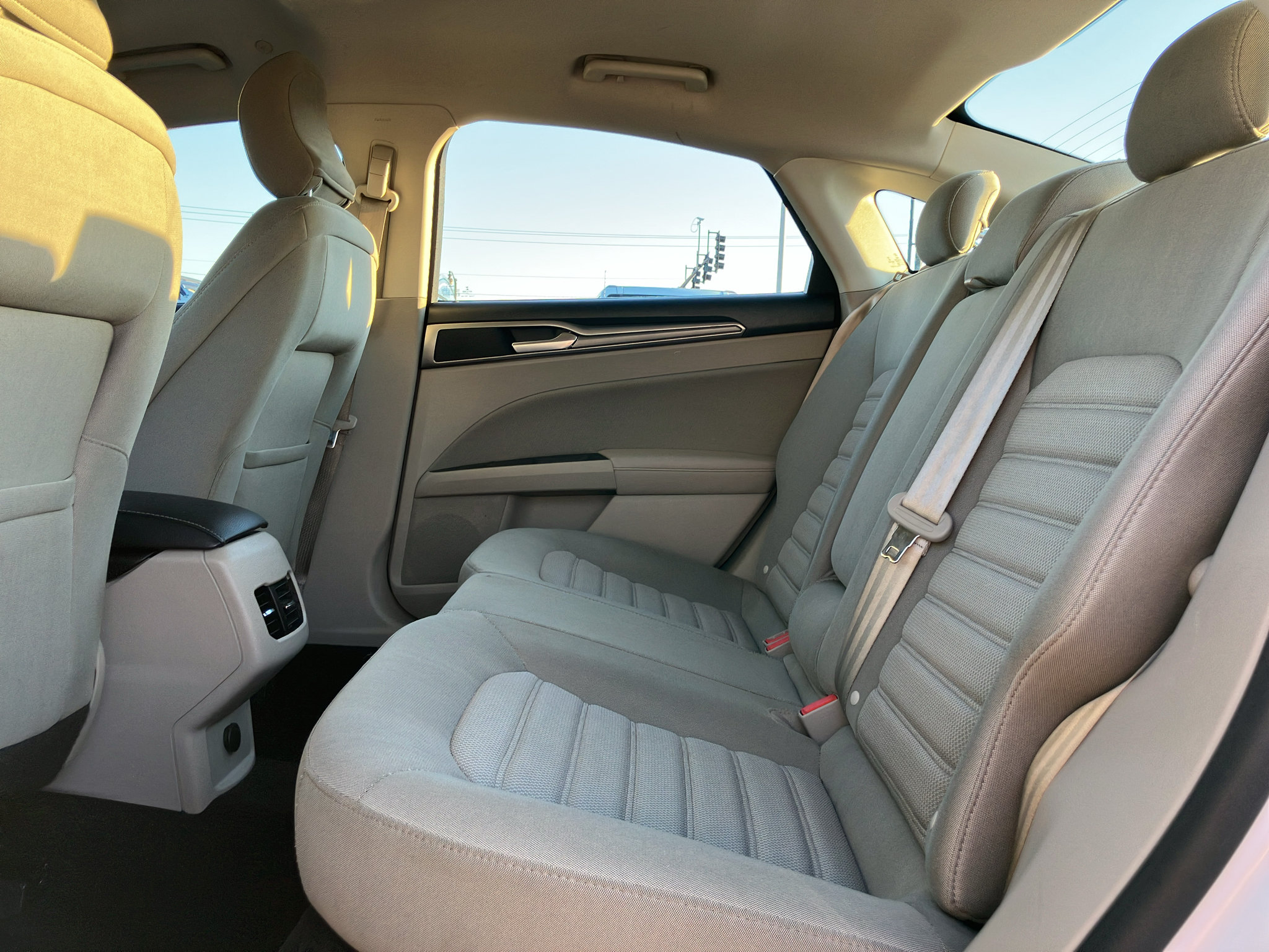 Used 2018 Ford Fusion SE FWD image 27