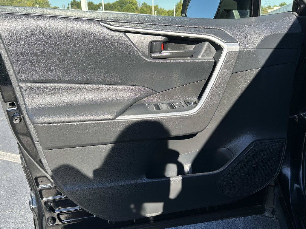 Used 2020 Toyota RAV4 LE FWD image 17
