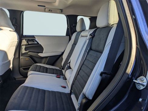 New 2025 Mitsubishi Outlander SE image 14