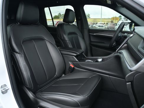 Used 2025 Jeep Grand Cherokee Limited w/ Black Appearance Package image 18