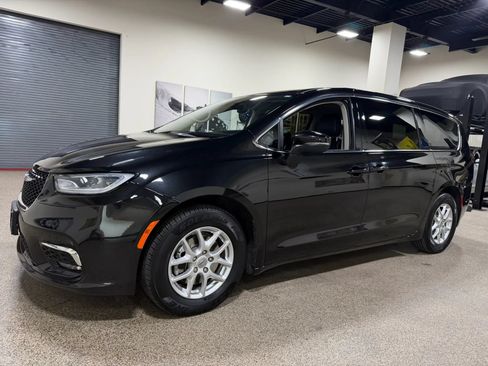 Used 2023 Chrysler Pacifica Touring-L FWD image 10