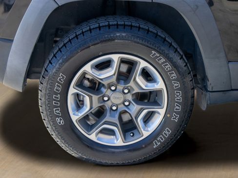 Used 2019 Jeep Cherokee Trailhawk image 34