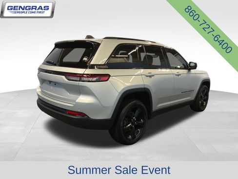 Used 2024 Jeep Grand Cherokee Altitude AWD/4WD image 8