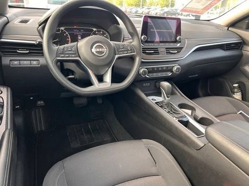 Used 2025 Nissan Altima 2.5 SV FWD image 13