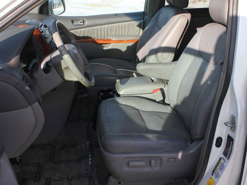 Used 2006 Toyota Sienna XLE image 29