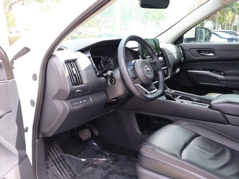 Used 2024 Nissan Pathfinder SL FWD image 28