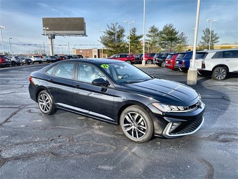 Used 2025 Volkswagen Jetta SE w/ Sunroof Package image 6