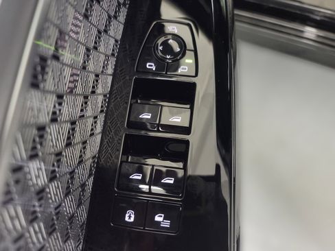 Used 2025 BMW i7 M70 image 6