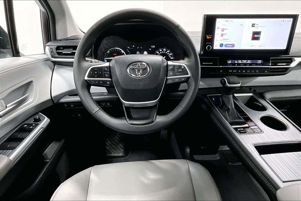 Used 2026 Toyota Sienna XLE FWD image 6