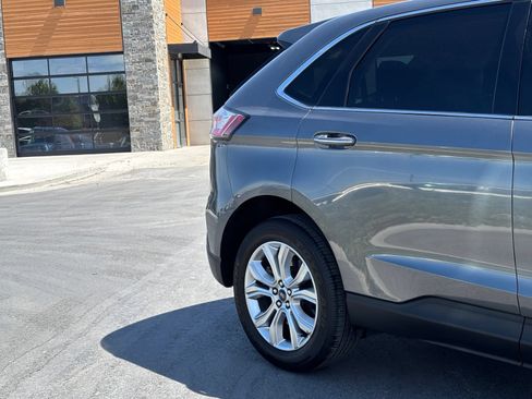 Used 2022 Ford Edge Titanium AWD/4WD image 3