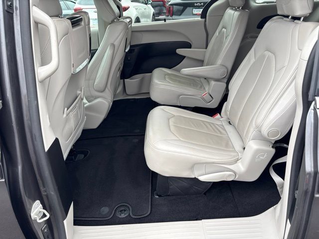 Used 2019 Chrysler Pacifica Touring-L Plus w/ Tire & Wheel Group FWD image 30