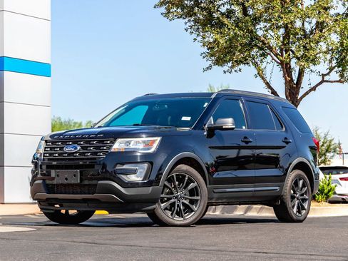Used 2017 Ford Explorer XLT w/ Equipment Group 202A AWD/4WD image 1
