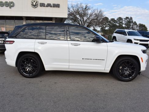Used 2024 Jeep Grand Cherokee Summit image 10