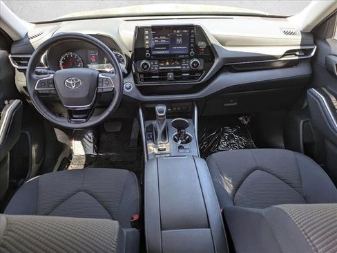 Used 2021 Toyota Highlander LE AWD/4WD image 19