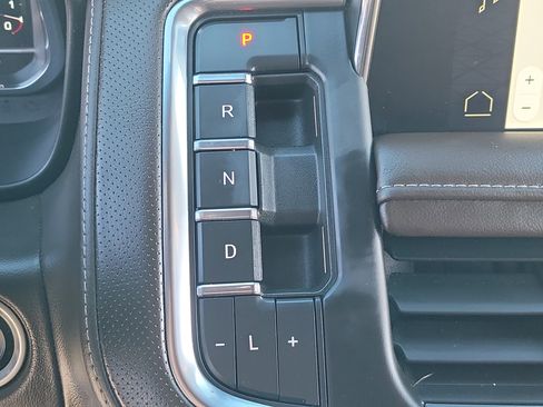 Used 2022 GMC Yukon XL SLT w/ SLT Premium Package image 25